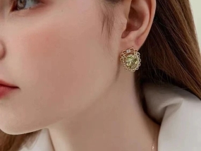 告 别 穿 搭 沉 闷，10 款 bling bling 首 饰 点 亮 整 个 秋 冬